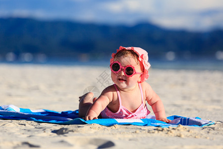 热带沙滩上的可爱小女孩图片