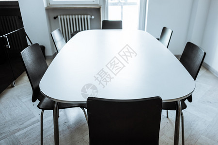 在一个小会议室里用一个会议或餐图片