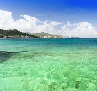 热带岛屿上清澈湛蓝的海水图片