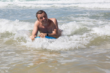 夏季在沙滩上玩乐的男人图片