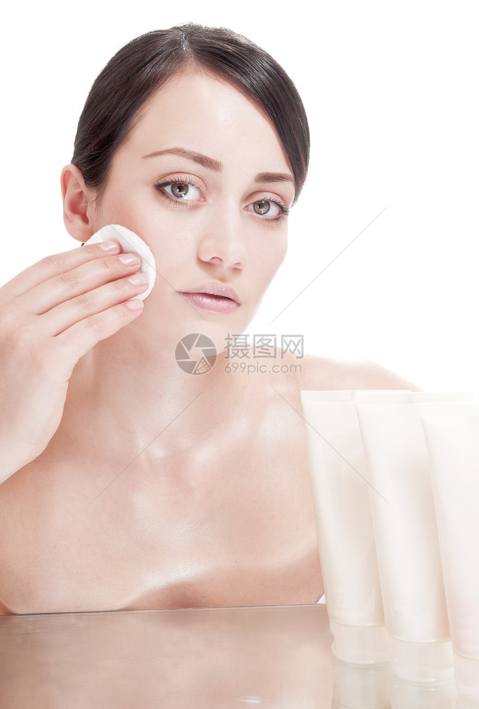 女人在奶油管旁用棉签孤立图片