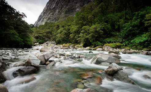 济南南部山区新西兰南岛风景与山区河流和岩石背景