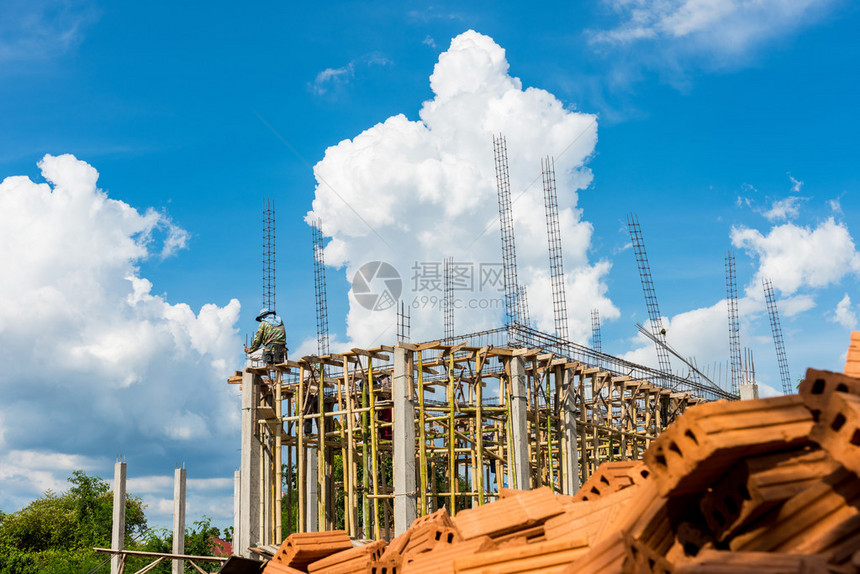 工人为新房建筑准备钢棒图片