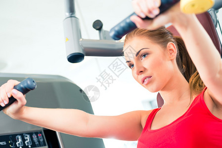 在健身或体育中心接受机器训图片