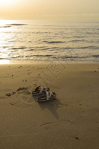 海滩和丁字裤上的美丽日落图片