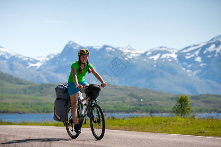 在风景如画的风景中骑自行车在挪威图片