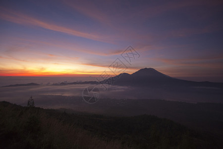 早晨日出时巴图尔山的图片