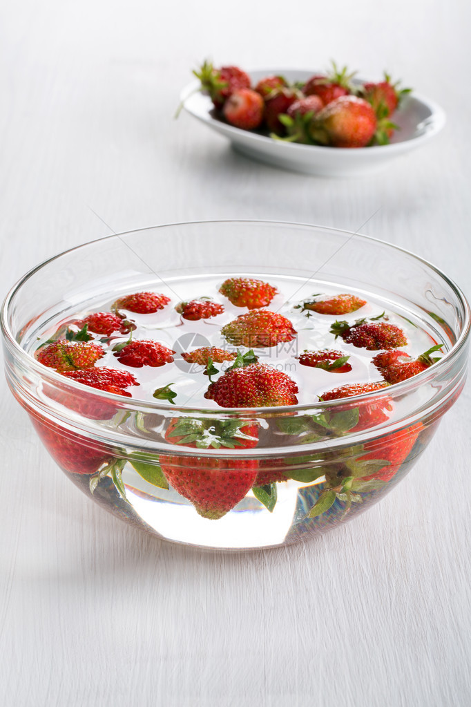 煮自制的草莓果酱在玻璃碗里图片