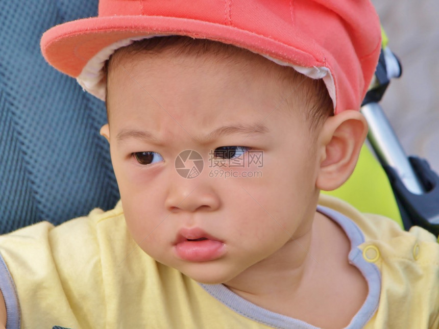 坐在婴儿车里的亚洲婴儿脸色图片
