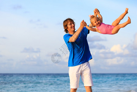 父亲和女儿在暑假沙滩度图片