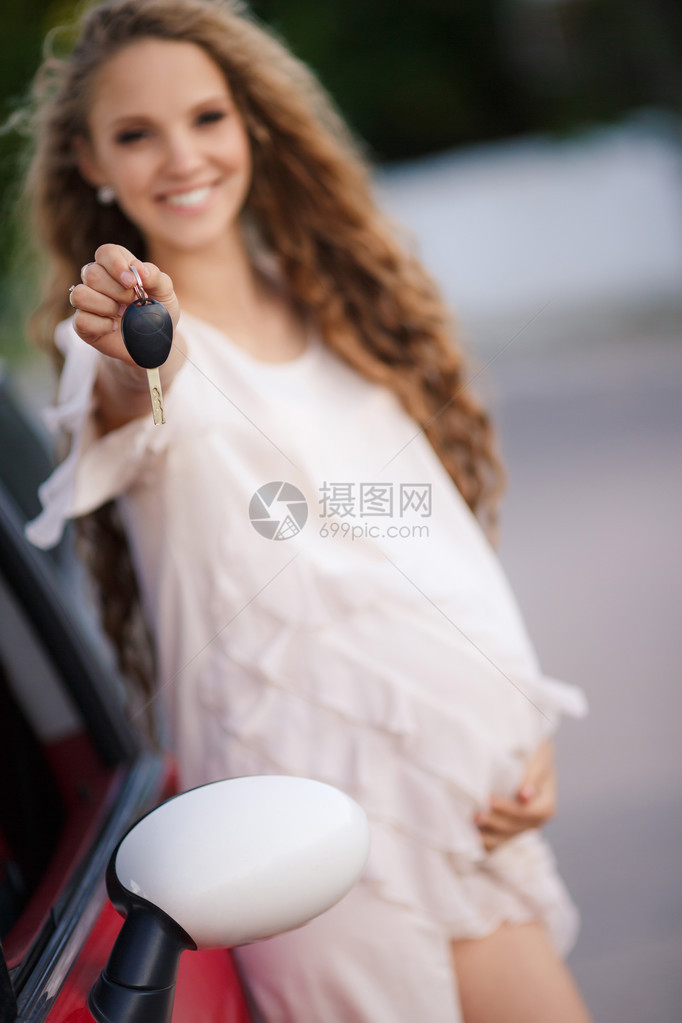 怀孕的年轻漂亮女人图片