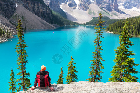 加拿大梦莲湖美丽的冰碛湖背景