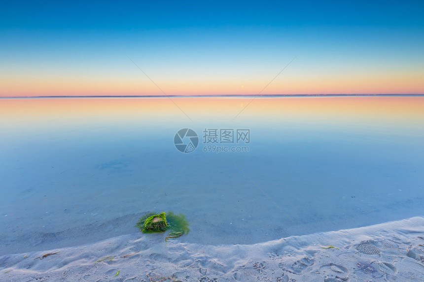日出前美丽的海滩格丹斯卡湾的景观在波兰贾图片