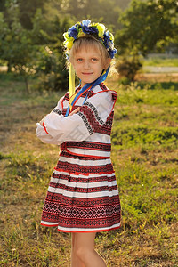 一名乌克兰民族传统服装中的女孩在图片