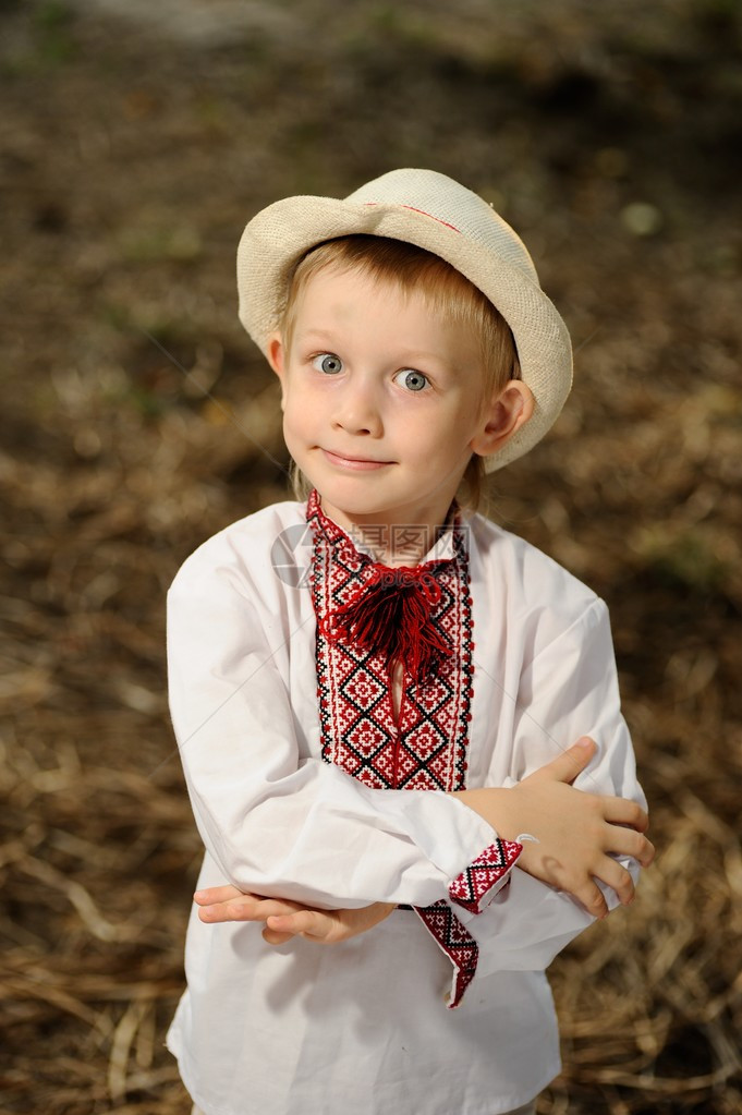 乌克兰民族传统服装中一名男孩和在户外图片