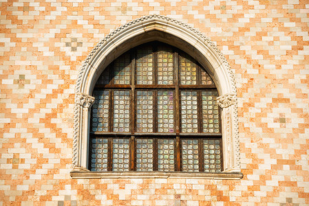意大利威尼斯圣马尔科广场旧窗户和装饰墙背景图片