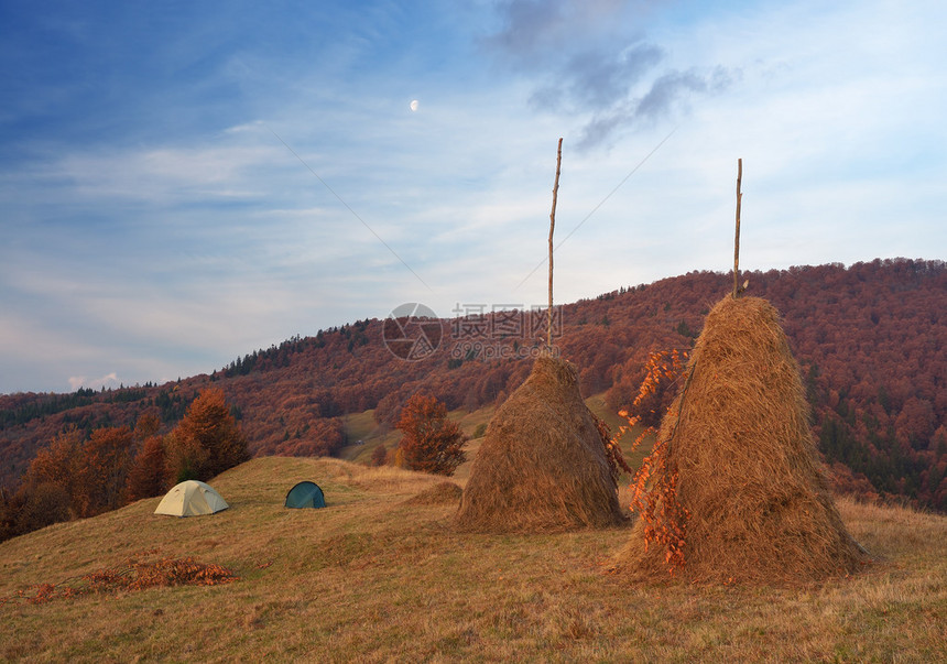 山村的旅游者露营秋色风景图片