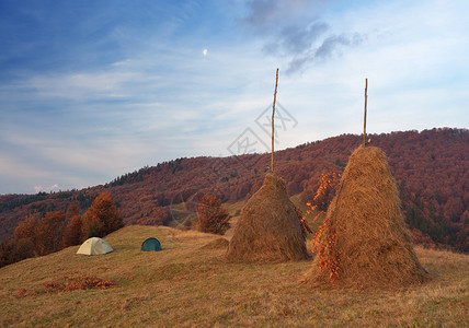 山村的旅游者露营秋色风景图片