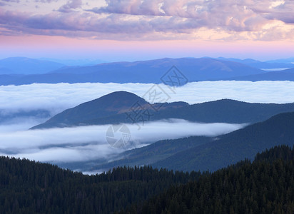 黎明时的山景美丽的云雾的早晨图片
