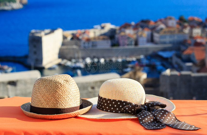 在欧洲度假时两顶帽子图片