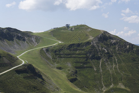 索道与田园诗般的夏日山景图片