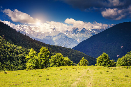 乌什巴山脚下高山草原的风景和蓝天空图片