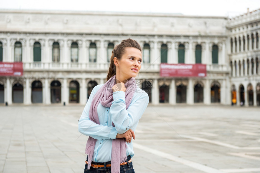 一个深思熟虑的女人肩上看着威尼斯空荡的圣马克广场周围的美貌和辉煌图片
