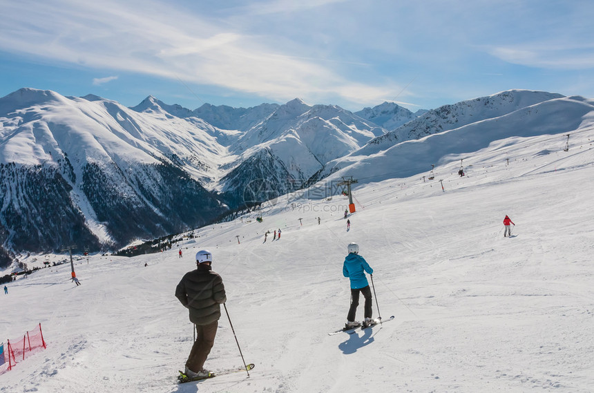 阿尔卑斯山滑雪度假胜地的景象图片