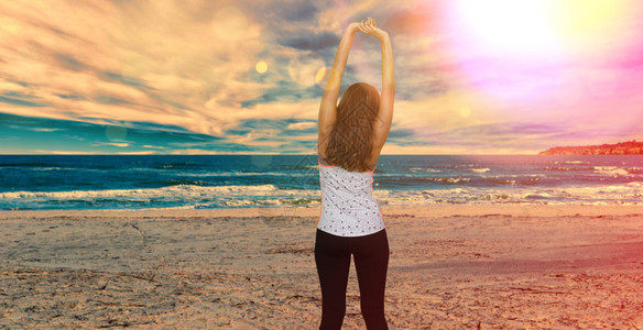 在沙滩上锻炼做瑜伽的女人图片