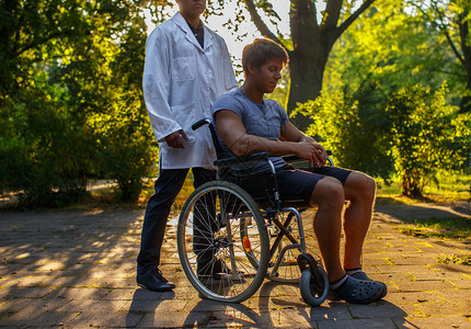 坐在轮椅上的家伙和他的医生图片