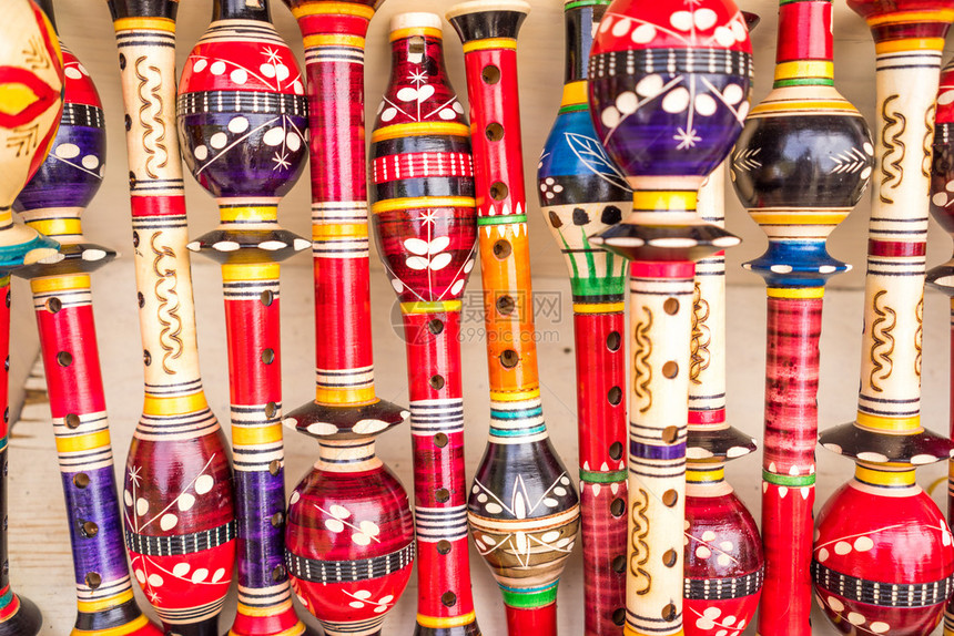 黑山街头市场的木质多彩笛子图片