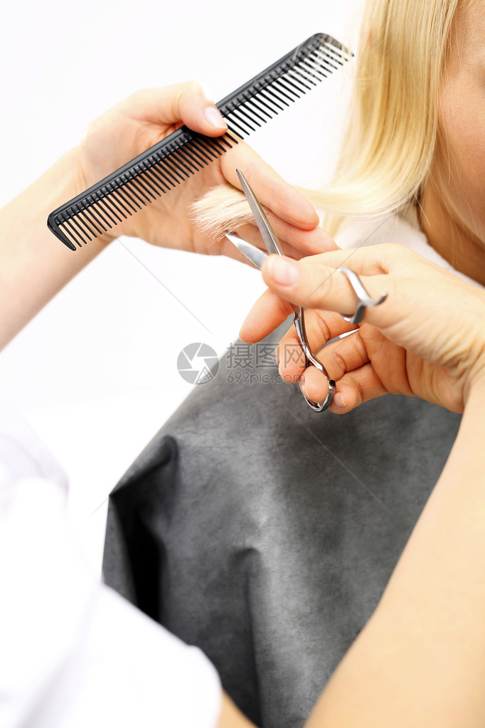 美发沙龙的理发师理发女人图片