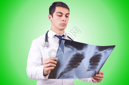 年轻医生用X光图片