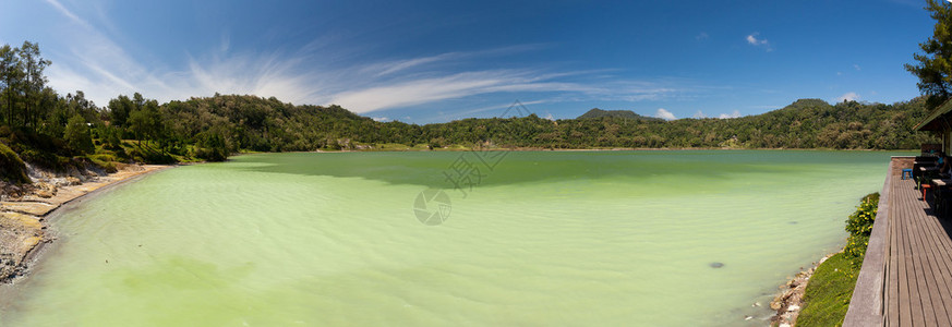 著名旅游胜地硫磺湖全景图片