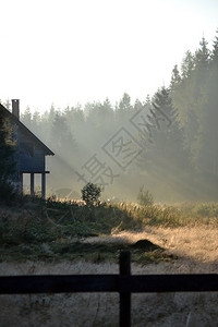 夏日早晨山间小屋的雾气景观图片