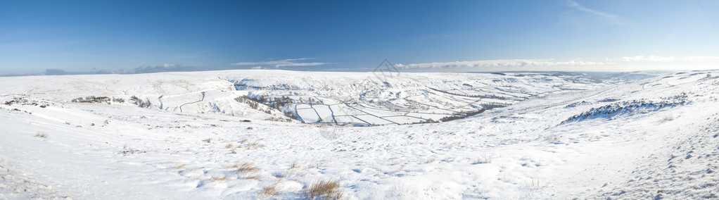 在冬季下雪的英格兰乡村农地貌田林和草图片