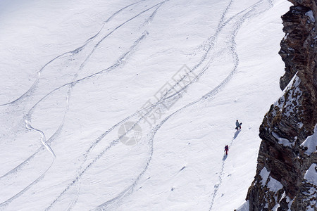 山坡上的铁轨深雪图片