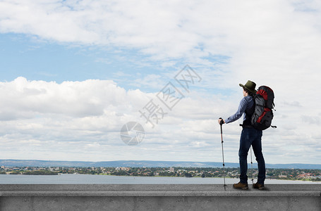 青年徒步者站在城图片