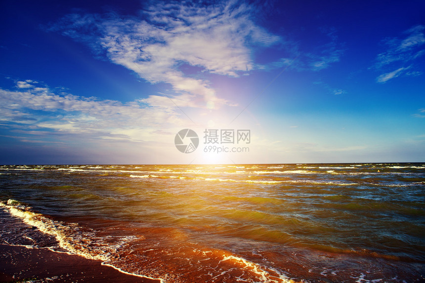 蓝天阳光和大海图片