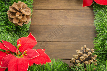 木制背景上的圣诞装饰图片