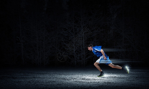 参加蓝色运动的跑步男子穿图片