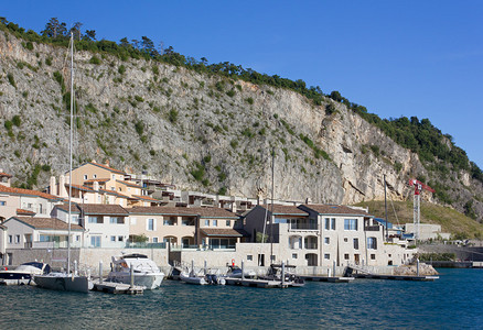有码头的现代海滨村庄图片