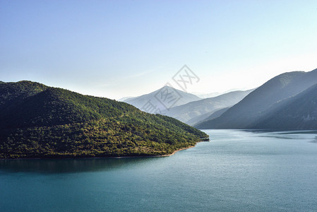 美丽宁静的蓝山湖景图片