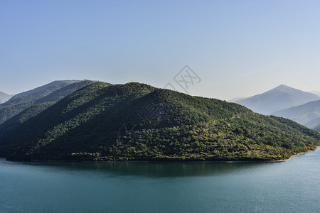 美丽宁静的蓝山湖景图片