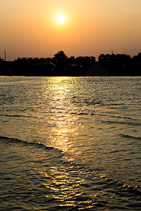 夕阳下的海边小镇图片