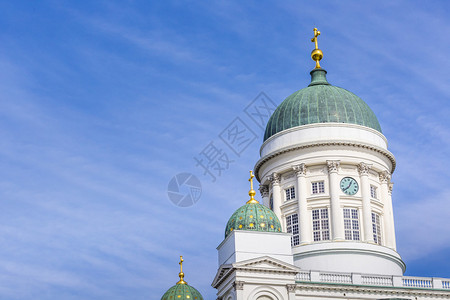 芬兰赫尔辛基蓝天上著名的赫尔辛基大教高清图片