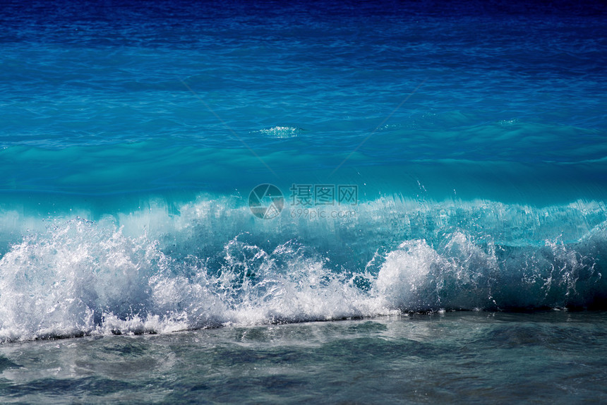 美丽的蓝色海浪图片