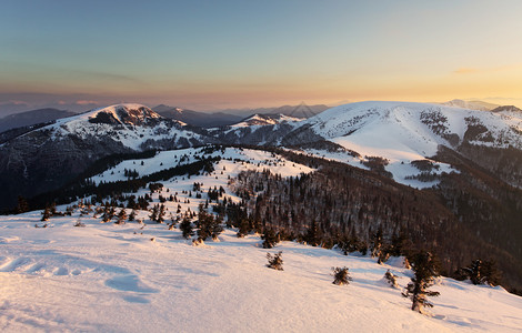 奥斯特雷多克冬天山全景斯洛伐克结冰的风景背景