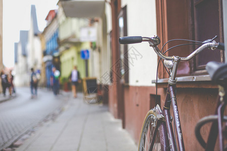 街道上的老式自行车图片