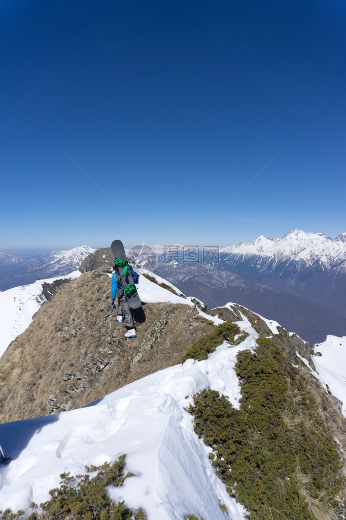 滑雪运动员上山去自由奔图片